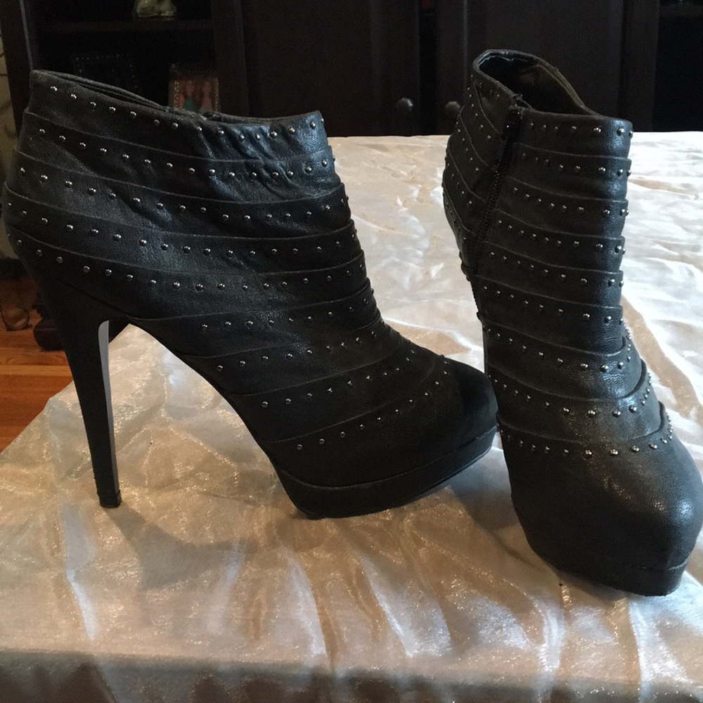 Black/gray studded booties zigi soho.